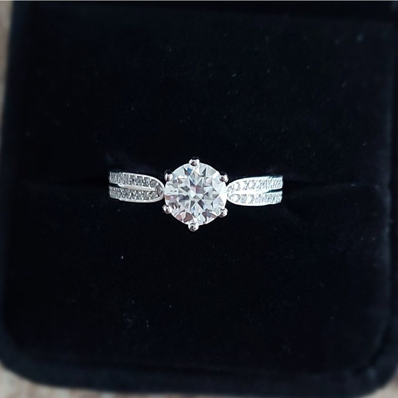 1 Carat Round Moissanite 925 Silver Ring - Picture 1 of 12